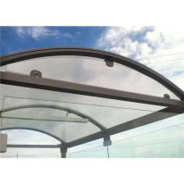 Coupe-vent de toiture pour abris bus