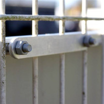 Barrette de fixation sur grillage pour panneaux av