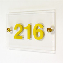 Numéro de chambre doré sur entretoises