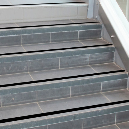 bande antidérapante noir sur escalier