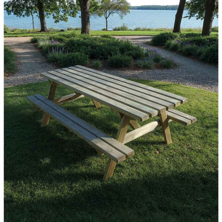 table de pique-nique en bois dans un parc face à un lac