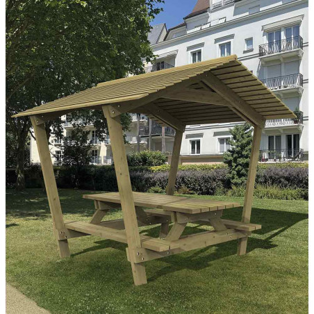 Table de pique-nique en bois avec un toit dans un jardin public