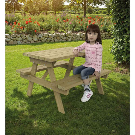 Table de pique-nique en bois dans un parc avec une enfant assisse