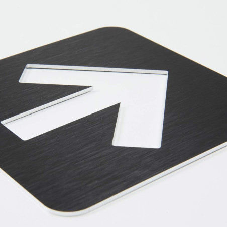 Pictogramme Flèche découpée en aluminium brossé noir - 100 x 100 mm