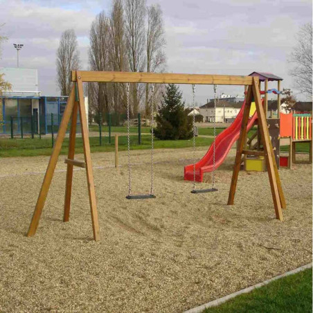 Balançoire tout en bois 2 places dans un parc