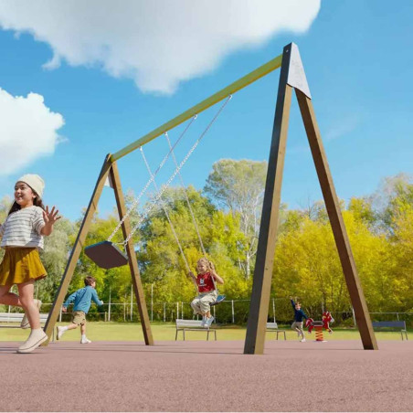 balançoire 2 places dans un parc avec des enfants