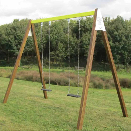 balançoire en acier et bois 2 places dans un jardin